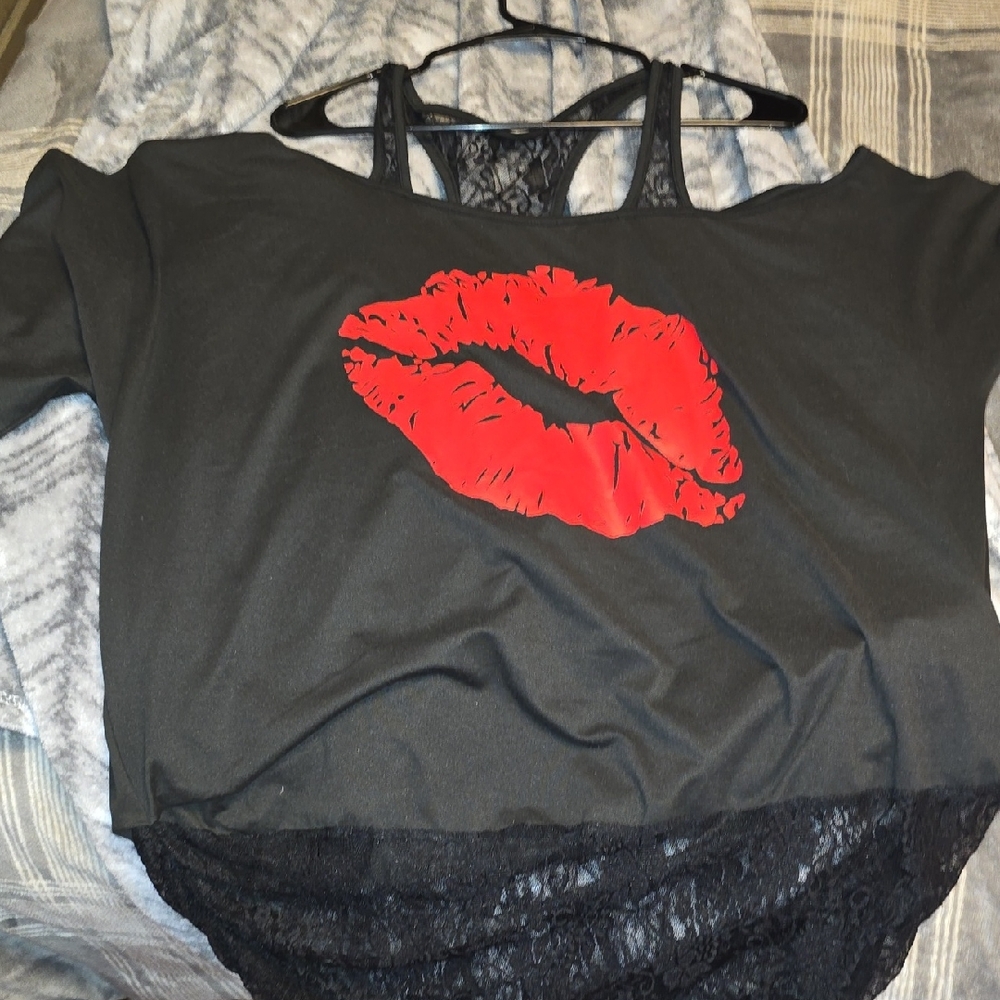 SHEIN Black Short Sleeve Tee with Red Lip Print